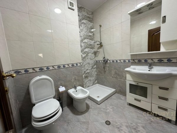 Tirane, jepet me qera apartament 3+1+Aneks+Ballkon Kati 3, 138 m² 850 € (Bulevardi Zogu I)