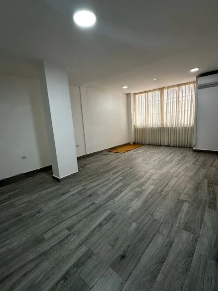 Tirane, jepet me qera apartament Kati 0, 110 m² (Blloku Kafe Roma)