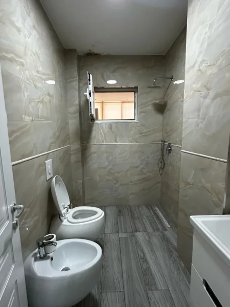 Tirane, jepet me qera apartament Kati 0, 110 m² (Blloku Kafe Roma)