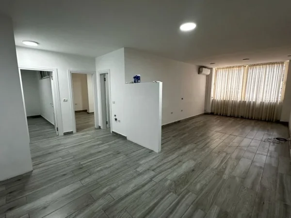 Tirane, jepet me qera apartament Kati 0, 110 m² (Blloku Kafe Roma)