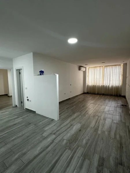 Tirane, jepet me qera apartament Kati 0, 110 m² (Blloku Kafe Roma)