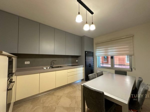 Tirane, jepet me qera apartament 3+1 Kati 4, 215 m² 3.000 € (Etc)