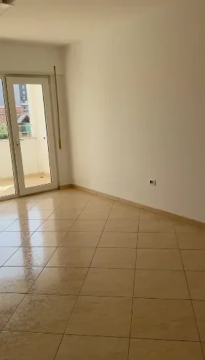 Tirane, jepet me qera ambjent biznesi Kati 2, 128 m² 500 € (Siri Kodra)