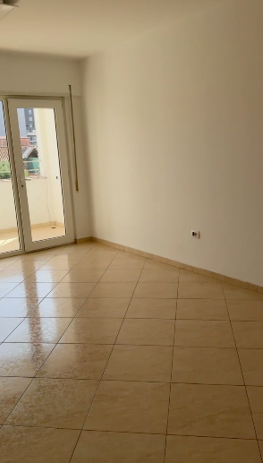 Tirane, jepet me qera ambjent biznesi Kati 2, 128 m² 500 € (Siri Kodra)
