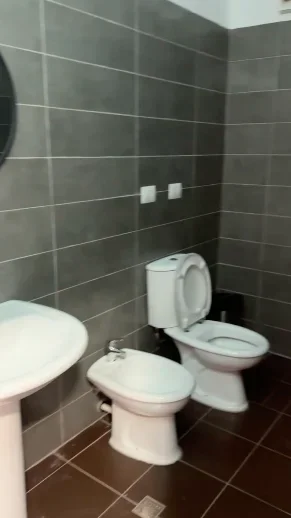 Tirane, jepet me qera ambjent biznesi Kati 2, 128 m² 500 € (Siri Kodra)