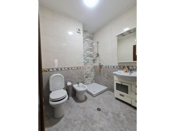Tirane, shitet apartament 3+1 , 138 m² 295.000 € (Bulevardi Zogu I)