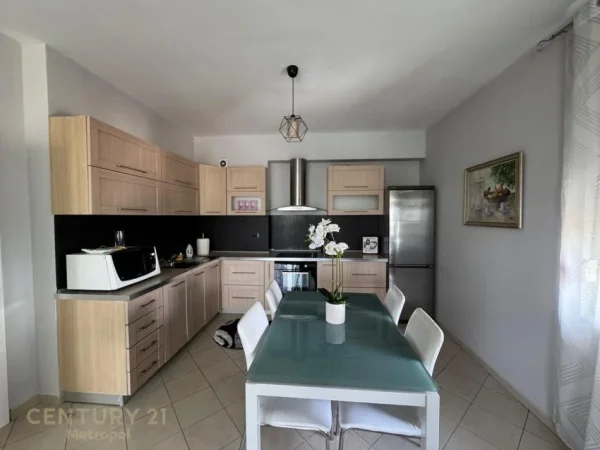 Tirane, jepet me qera apartament 2+1 Kati 10, 125 m² 1.200 € (Pallati Brigada 8)