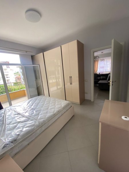 Tirane, jepet me qera apartament 2+1+Ballkon Kati 2, 124 m² 600 € (Sauk I Vjeter 2+1+post parkimi per qera I mobiluar)