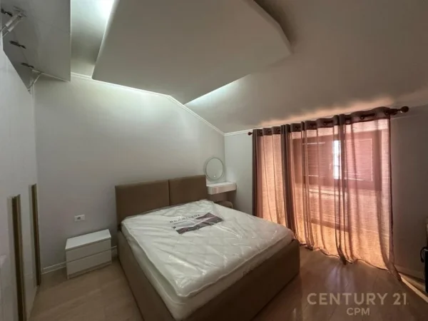 Tirane, jepet me qera apartament 1+1+Ballkon Kati 10, 120 m² 700 € (Komuna Parisit)