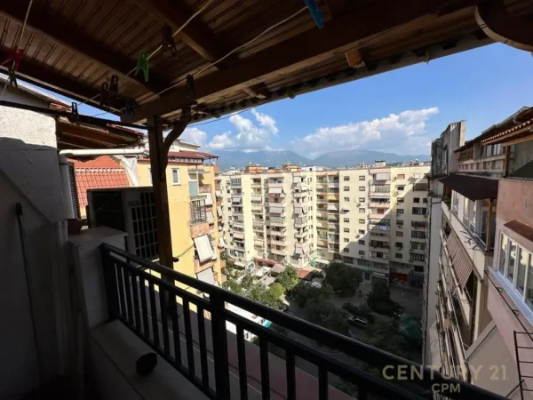 Tirane, jepet me qera apartament 1+1+Ballkon Kati 10, 120 m² 700 € (Komuna Parisit)