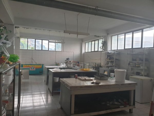 Gjirokaster, jepet me qera magazine Kati 0, 200 m² 300 € (Lagja Zinxhira)