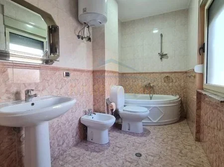 Tirane, shitet apartament 3+1+Ballkon Kati 3, 138 m² 