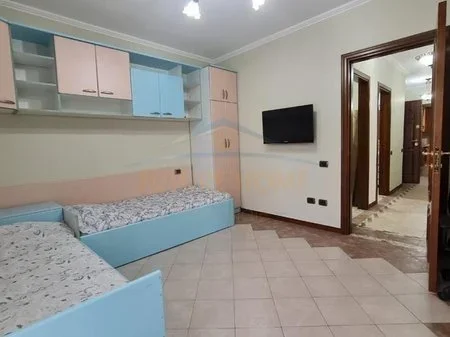 Tirane, shitet apartament 3+1+Ballkon Kati 3, 138 m² 