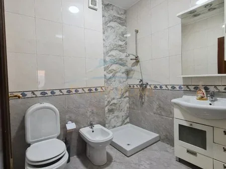 Tirane, shitet apartament 3+1+Ballkon Kati 3, 138 m² 