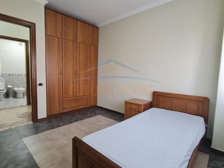Tirane, shitet apartament 3+1+Ballkon Kati 3, 138 m² 