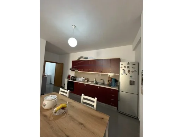 Shitet Apartament 2+1 – Yzberisht, përballë KMY