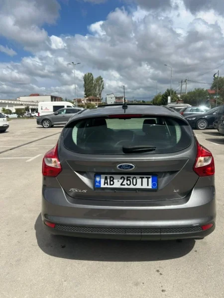 Tirane, shes makine Ford Focus 2012 Benzin, gri metalizato automatik Kondicioner 255.000 km 4.800 €