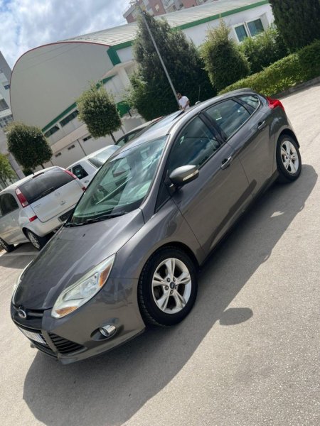 Tirane, shes makine Ford Focus 2012 Benzin, gri metalizato automatik Kondicioner 255.000 km 4.800 €