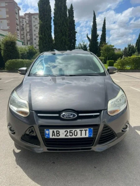 Tirane, shes makine Ford Focus 2012 Benzin, gri metalizato automatik Kondicioner 255.000 km 4.800 €