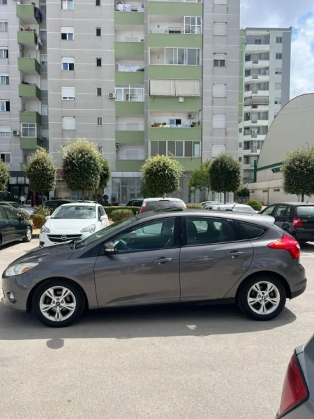 Tirane, shes makine Ford Focus 2012 Benzin, gri metalizato automatik Kondicioner 255.000 km 4.800 €