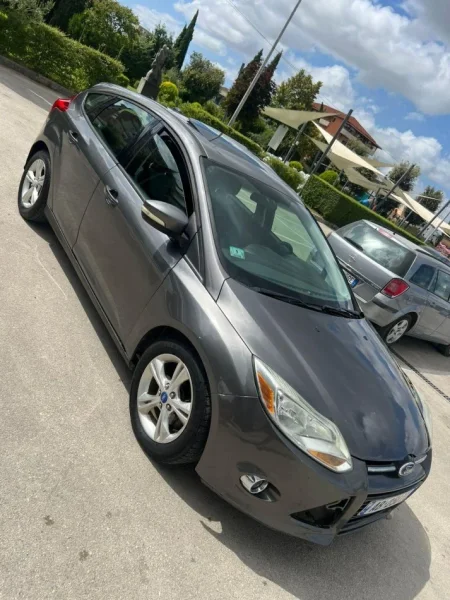 Tirane, shes makine Ford Focus 2012 Benzin, gri metalizato automatik Kondicioner 255.000 km 4.800 €