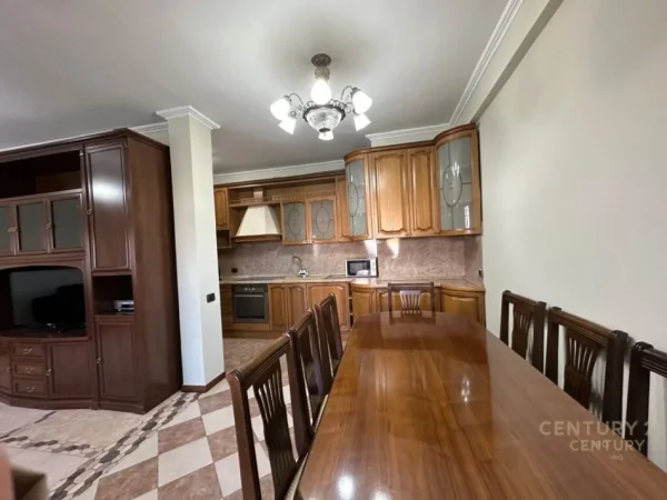 Tirane, jepet me qera apartament 3+1+Aneks+Ballkon Kati 3, 138 m² 850 € (Bulevardi Zogu i Pare)