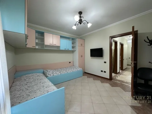 Tirane, jepet me qera apartament 3+1+Aneks+Ballkon Kati 3, 138 m² 850 € (Bulevardi Zogu i Pare)