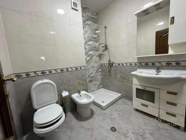 Tirane, jepet me qera apartament 3+1+Aneks+Ballkon Kati 3, 138 m² 850 € (Bulevardi Zogu i Pare)