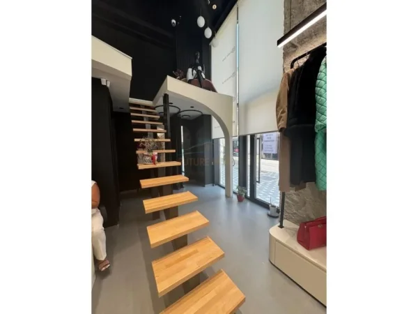 Tirane, shitet ambjent biznesi Kati 0, 