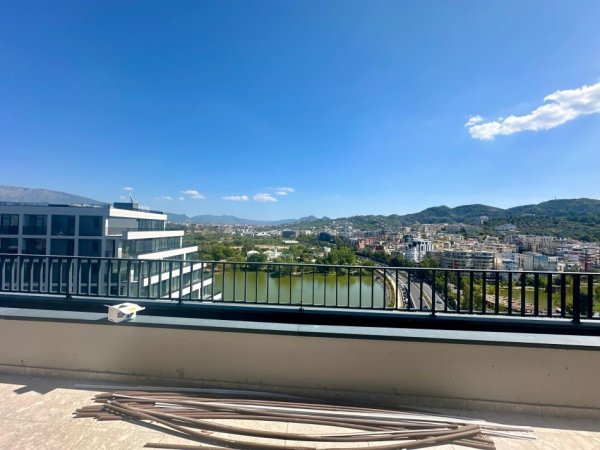 Tirane, jepet me qera ambjent biznesi Kati 13, 194 m² 4.000 € (Liqeni Artificial)