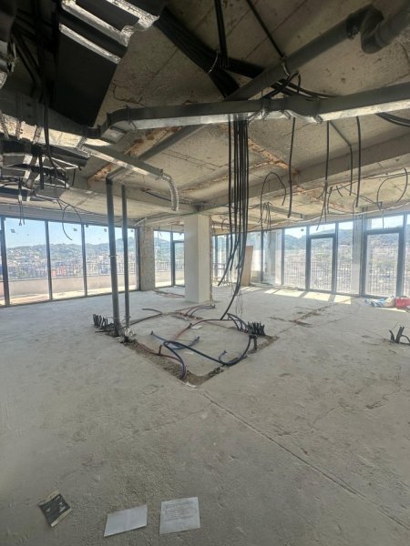 Tirane, jepet me qera ambjent biznesi Kati 13, 194 m² 4.000 € (Liqeni Artificial)