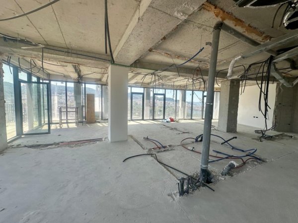 Tirane, jepet me qera ambjent biznesi Kati 13, 194 m² 4.000 € (Liqeni Artificial)