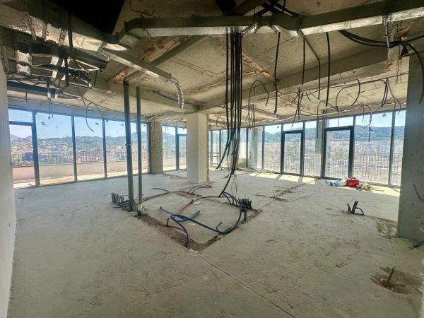 Tirane, jepet me qera ambjent biznesi Kati 13, 194 m² 4.000 € (Liqeni Artificial)