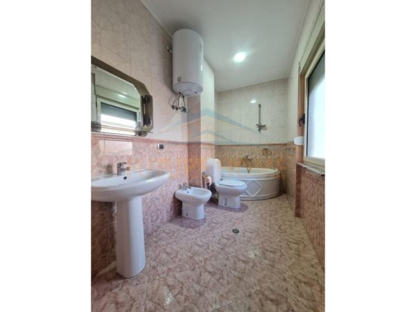 Tirane, jepet me qera apartament 1+1 Kati 3, 138 m² 850 € (Bulevardi Zog I, Tirane)
