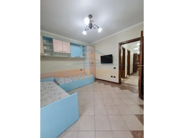 Tirane, jepet me qera apartament 1+1 Kati 3, 138 m² 850 € (Bulevardi Zog I, Tirane)