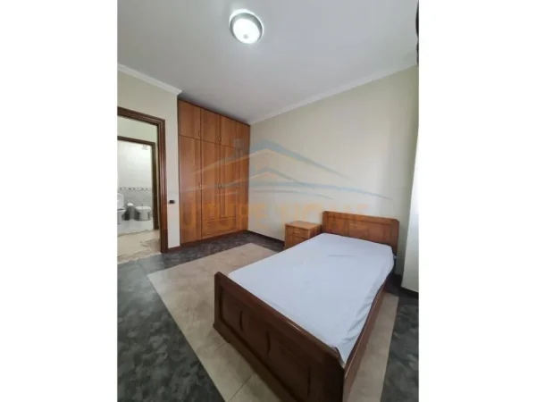 Tirane, jepet me qera apartament 1+1 Kati 3, 138 m² 850 € (Bulevardi Zog I, Tirane)
