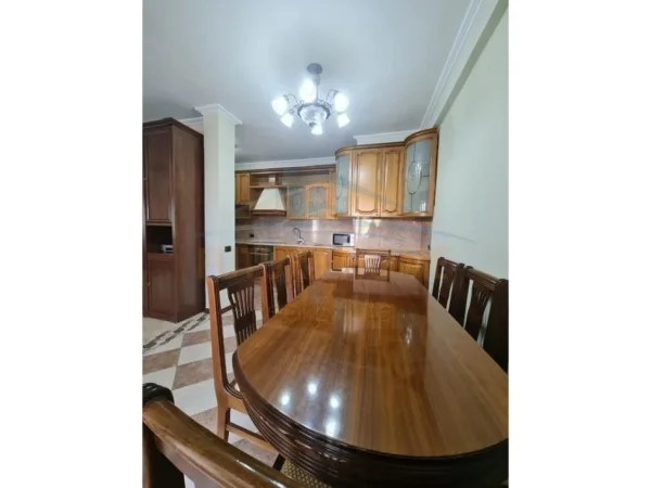 Tirane, jepet me qera apartament 1+1 Kati 3, 138 m² 850 € (Bulevardi Zog I, Tirane)