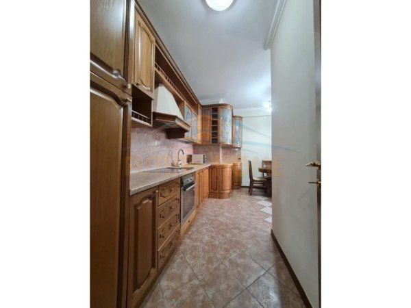 Tirane, jepet me qera apartament 1+1 Kati 3, 138 m² 850 € (Bulevardi Zog I, Tirane)