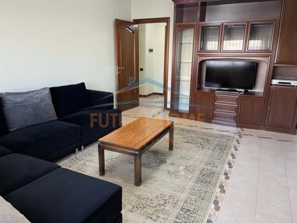 Tirane, jepet me qera apartament 1+1 Kati 3, 138 m² 850 € (Bulevardi Zog I, Tirane)