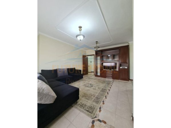 Tirane, jepet me qera apartament 1+1 Kati 3, 138 m² 850 € (Bulevardi Zog I, Tirane)