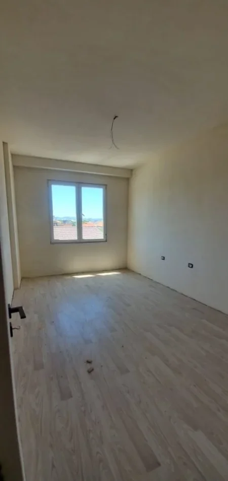 Tirane, shitet apartament 2+1+Ballkon Kati 2, 104 m² 75.700 € (Kamez)