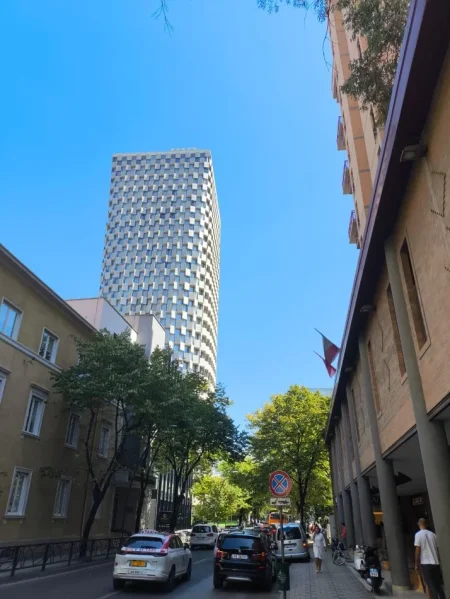 Tirane, jepet me qera ambjent biznesi Kati 1, 60 m² 1.150 € (rruga Abdi Toptani)