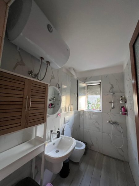 Jepet me Qera Apartament 1+1 Afer Stacionit të Trenit, Kati 4, 60 m² 450 €URO