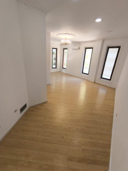 Tirane, jepet me qera ambjent biznesi Kati 1, 60 m² 1.150 € (rruga Abdi Toptani)