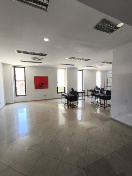 Tirane, jepet me qera ambjent biznesi Kati 1, 60 m² 1.150 € (rruga Abdi Toptani)