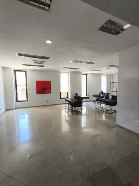 Tirane, jepet me qera ambjent biznesi Kati 1, 60 m² 1.150 € (rruga Abdi Toptani)