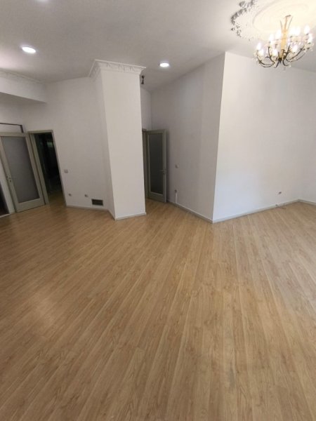 Tirane, jepet me qera ambjent biznesi Kati 1, 60 m² 1.150 € (rruga Abdi Toptani)