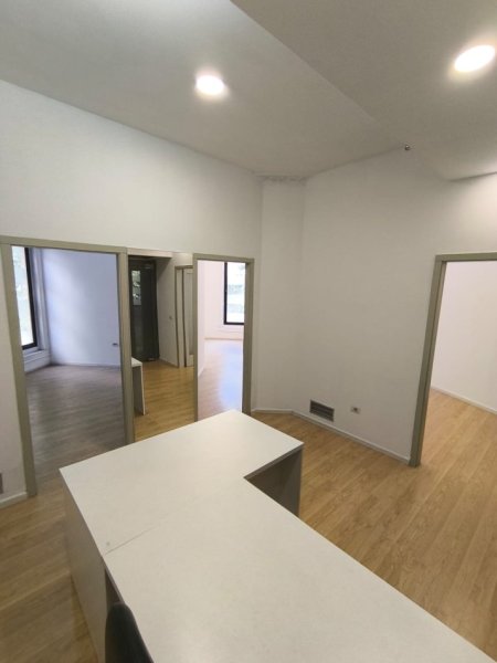 Tirane, jepet me qera ambjent biznesi Kati 1, 60 m² 1.150 € (rruga Abdi Toptani)