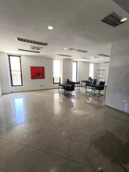 Tirane, jepet me qera ambjent biznesi Kati 1, 60 m² 1.150 € (rruga Abdi Toptani)