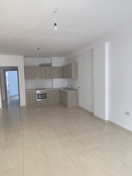 Tirane, jepet me qera apartament 3+1+Ballkon Kati 2, 142 m² 350 € (Rr Besim Alla)